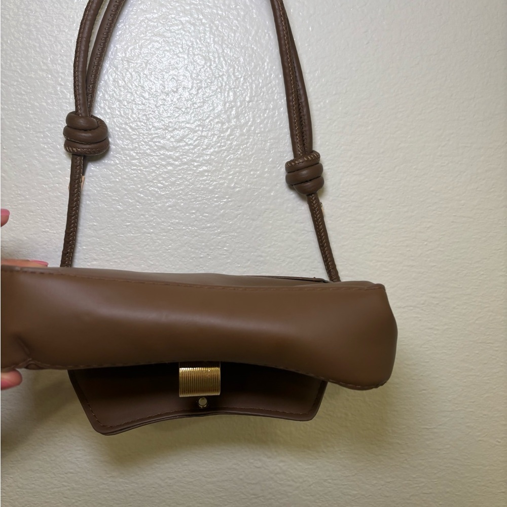 Elegant Brown Leather Handbag - Picture 4 of 5